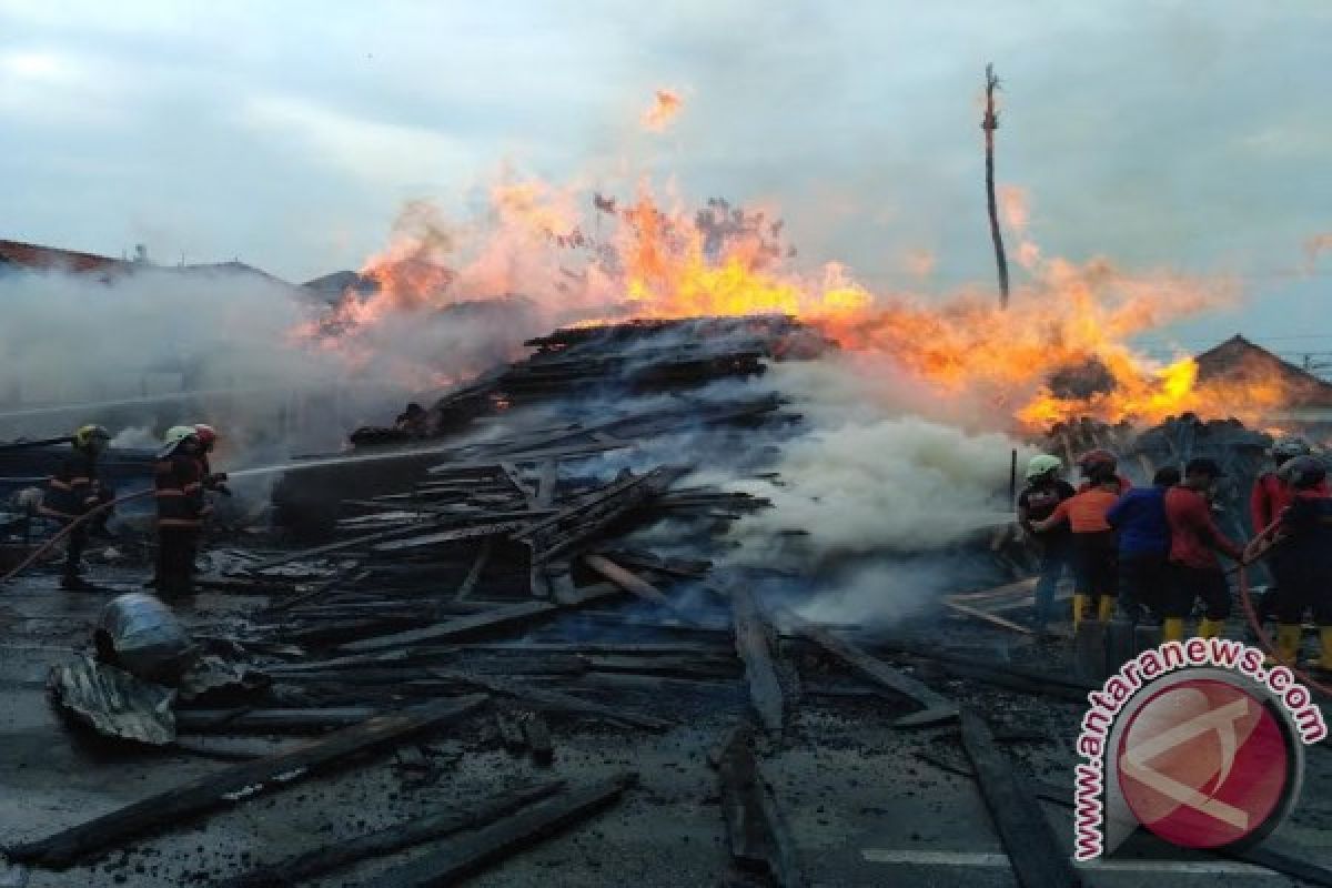 Kebakaran Toko Bahan Bangunan di Bandarlampung