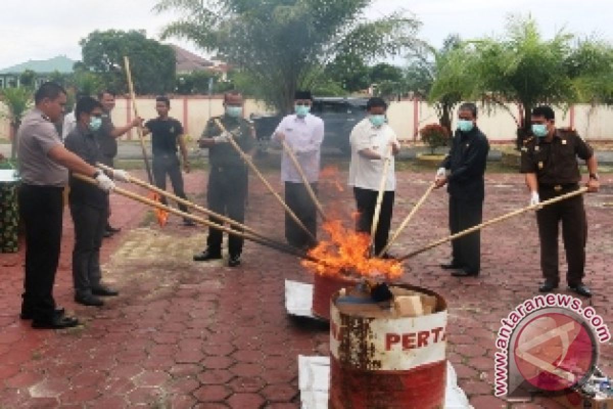 Kejari Penajam Musnahkan Barang Bukti Pidana Umum 