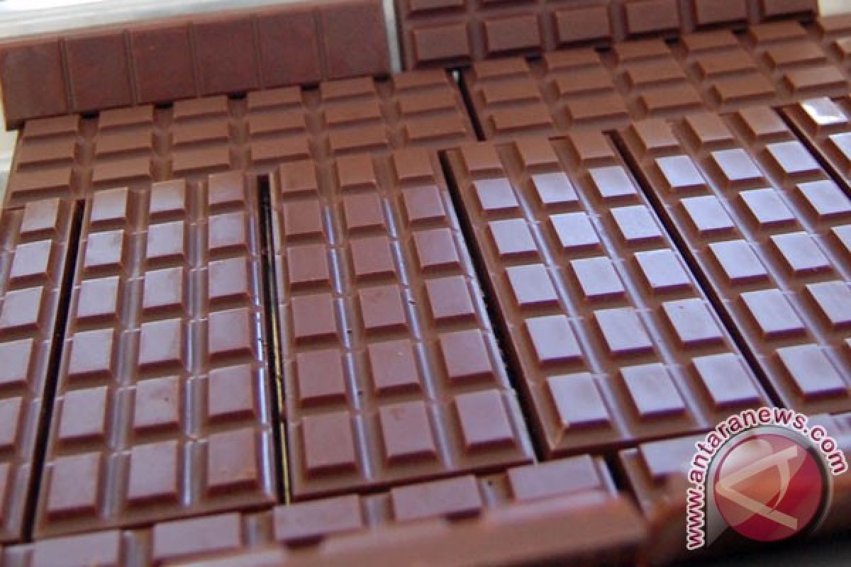 Ratusan warga pesta lumuri cokelat di Garut