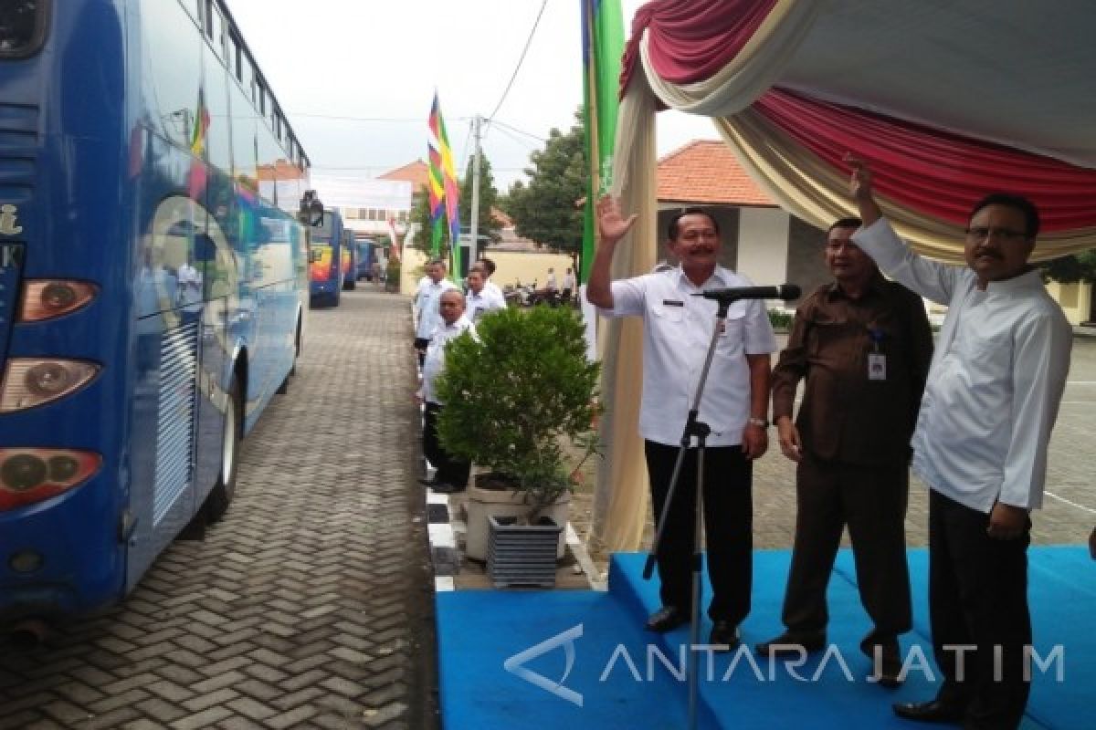 Wagub Jatim Berangkatkan Transmigran ke Kalimantan Utara