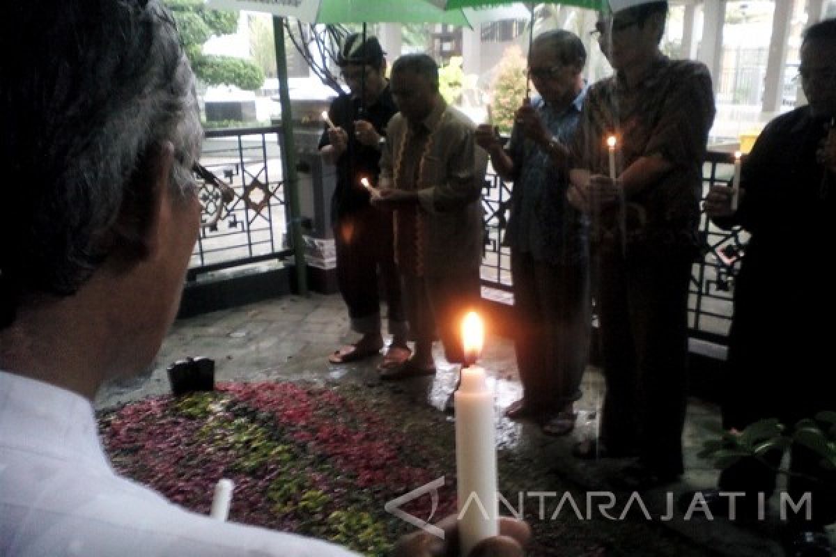  Komunitas Lintas Agama Jombang Ziarah Makam Gus Dur      