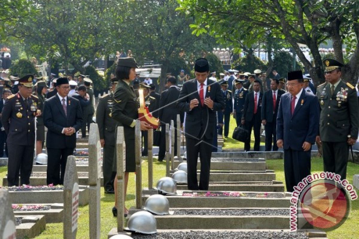 Presiden dan Wapres Peringati Hari Pahlawan Di Kalibata