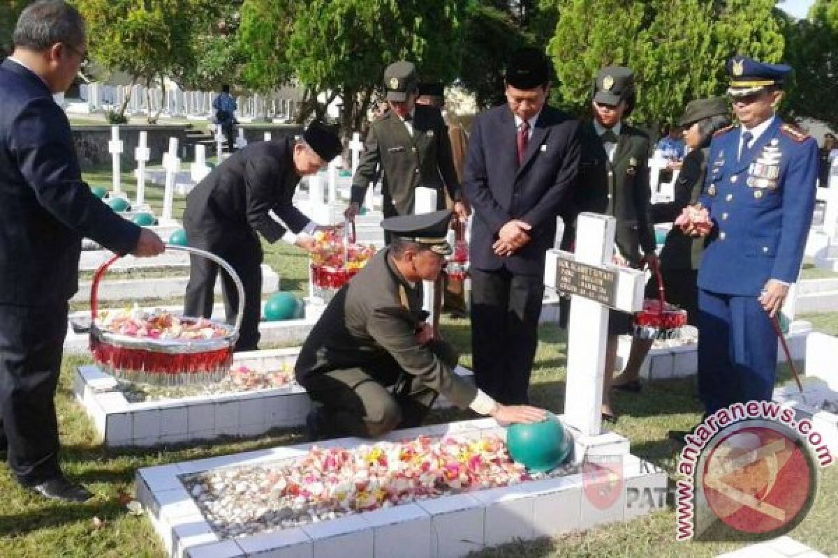 Pangdam Pattimura Tabur Bunga di Makam Pahlawan