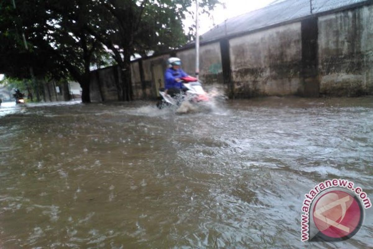 Palembang banjir diguyur hujan lebat satu jam