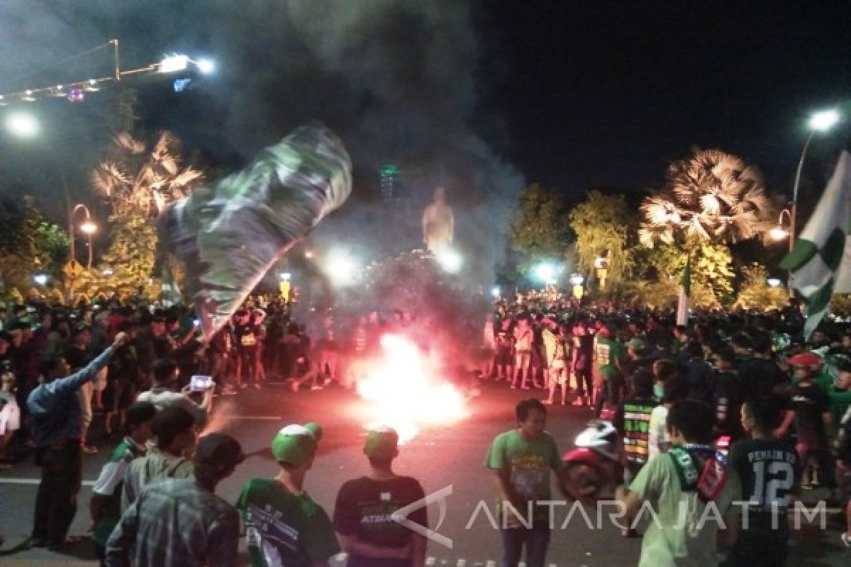 Ribuan Bonek Blokir Jalan Depan Grahadi Surabaya