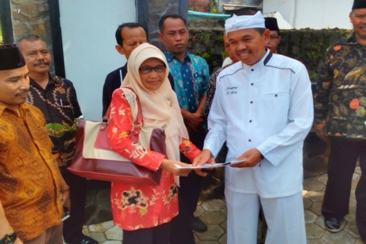 Penjaga Sekolah Purwakarta Dapat Hadiah Rp50 Juta