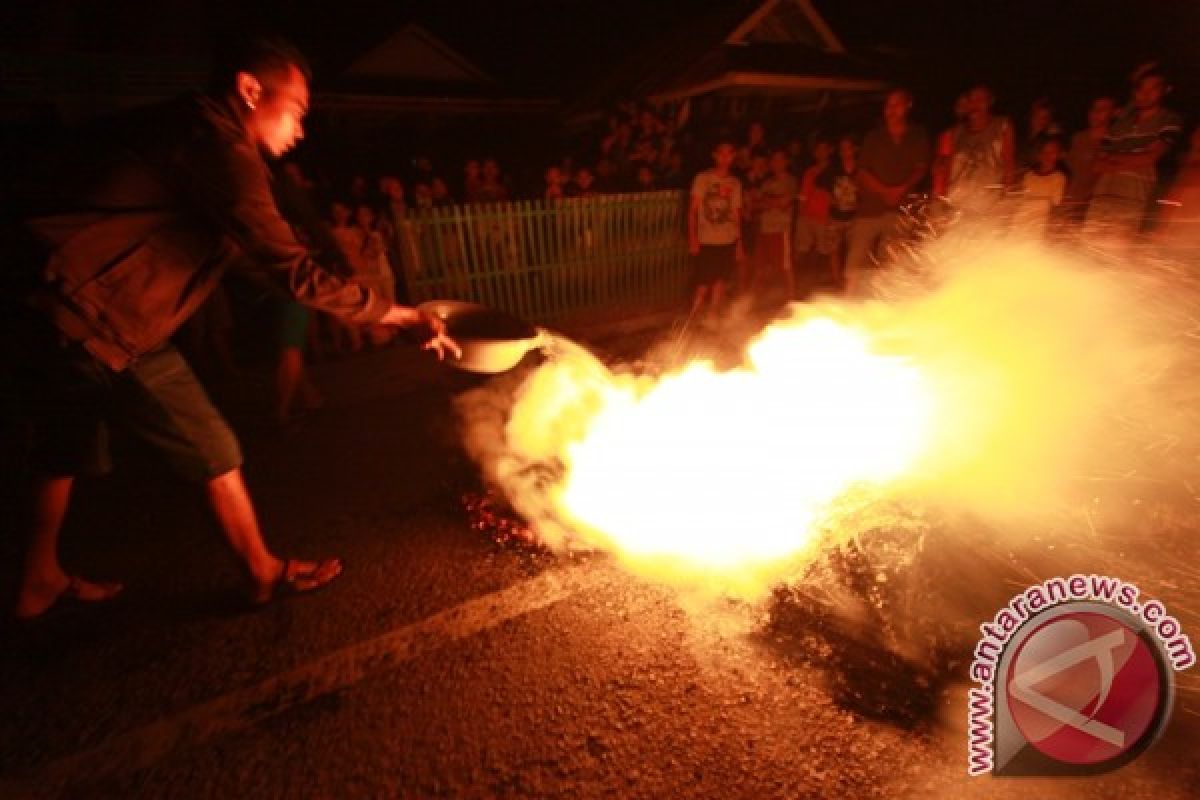 Warga Blokade Lintas Sulawesi Akibat Listrik Padam