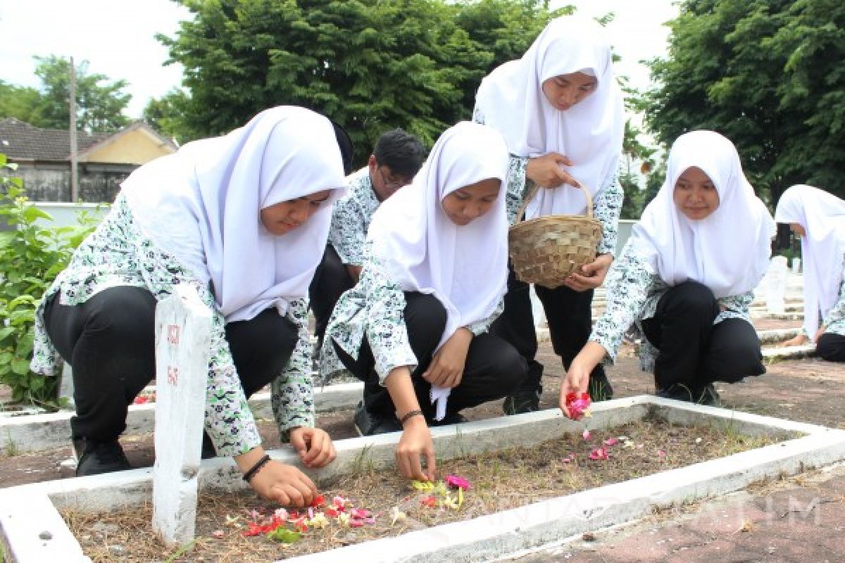 Puluhan Siswa Al-Muslim Tabur Bunga di TMP Sidoarjo