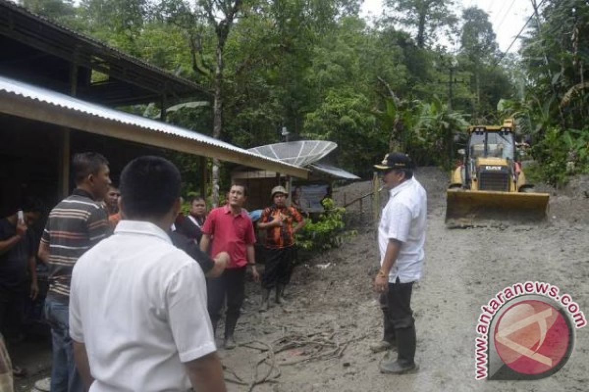 Wali Kota Bersama Warga Bersihkan Tanah Longsor