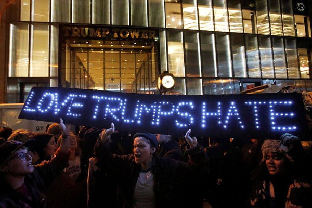 Demonstran anti-Trump turun ke jalan karena khawatirkan hak sipil