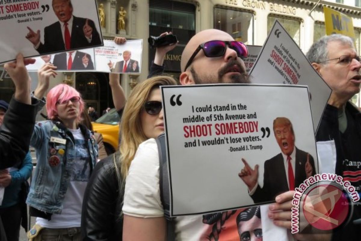 Unjuk Rasa di Depan Trump Tower Bertambah Besar