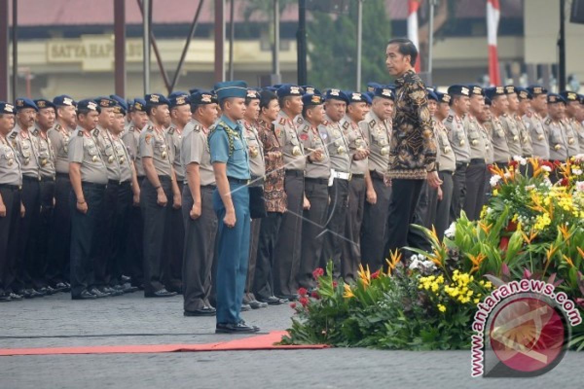 Presiden Jokowi Minta Polisi Melindungi Tanpa Pandang SARA