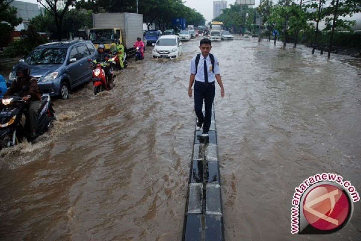 Sejumlah Titik Jalan Perkotaan Karawang Banjir