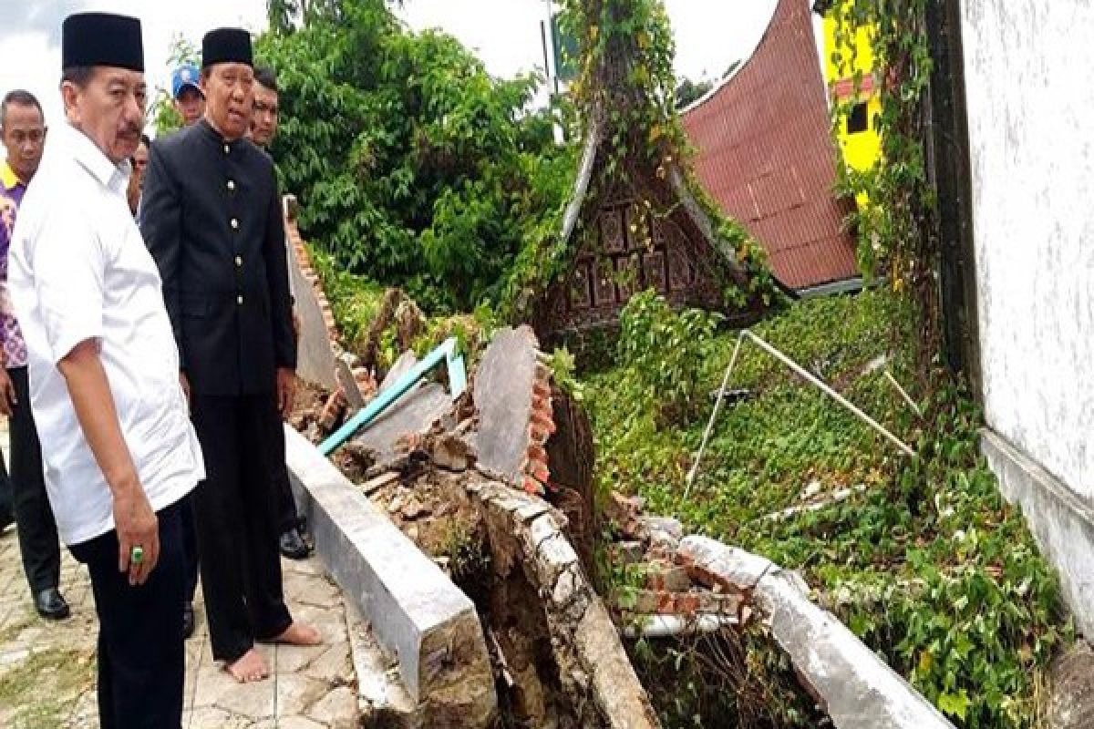 Hujan Deras Akibatkan Longsor di Bandarlampung  