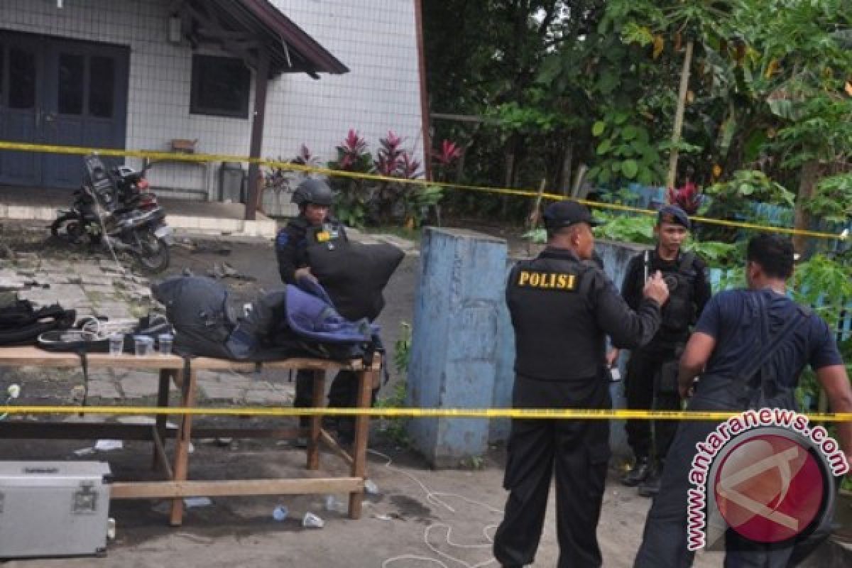 Tim Gegana Amankan Bungkusan dari Lokasi Ledakan