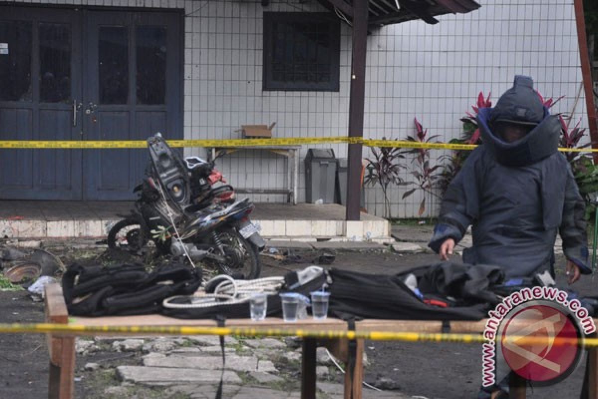 Tim Gegana Polda Kalimantan Timur periksa bungkusan dari lokasi ledakan