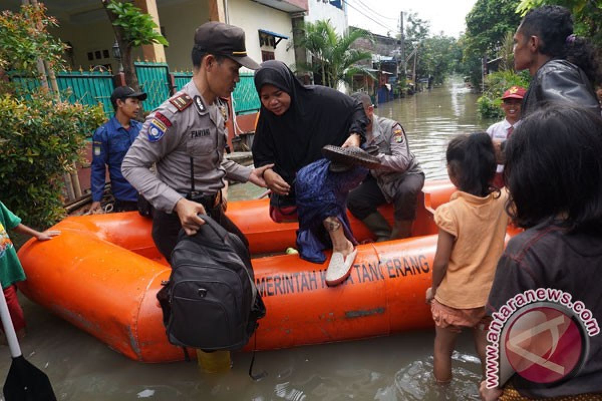 Ribuan warga korban banjir Karawang mengungsi