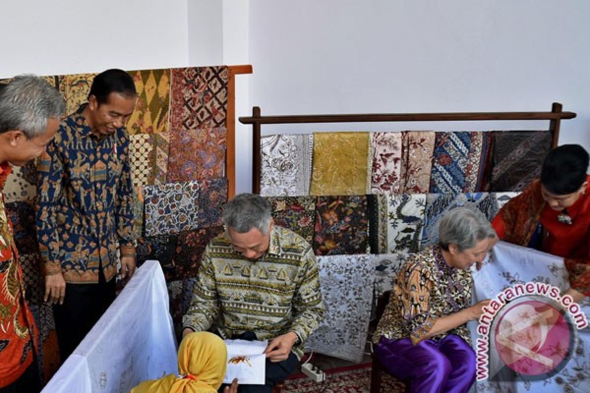 Jokowi-Lee carry out batik diplomacy