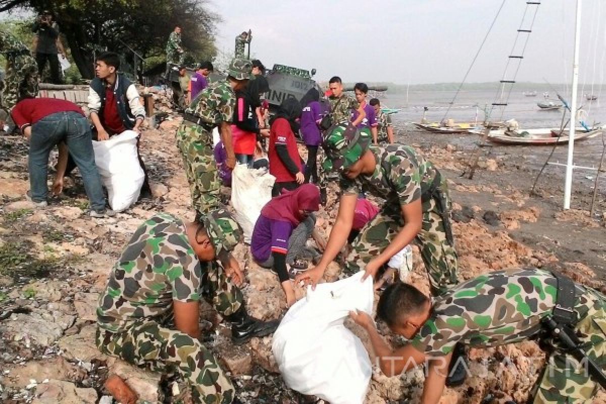 Prajurit Pasmar-1 Bersihkan Pantai Tambak Wedi