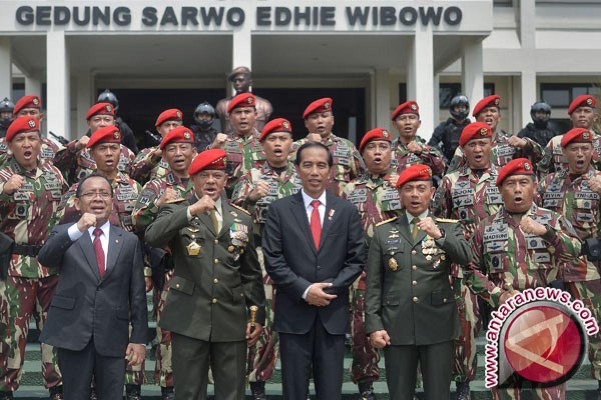  Presiden Jokowi sambangi markas Paskhas dan secapa AD