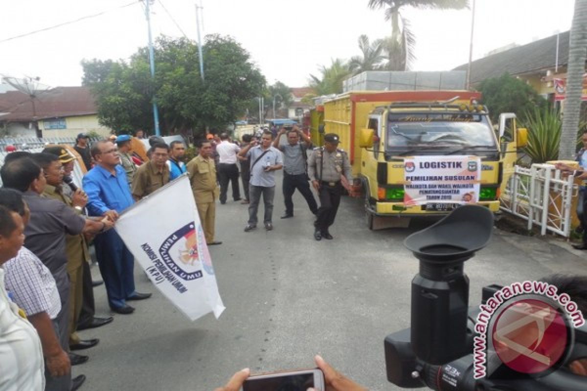 KPU DISTRIBUSIKAN LOGISTIK PILKADA SUSULAN