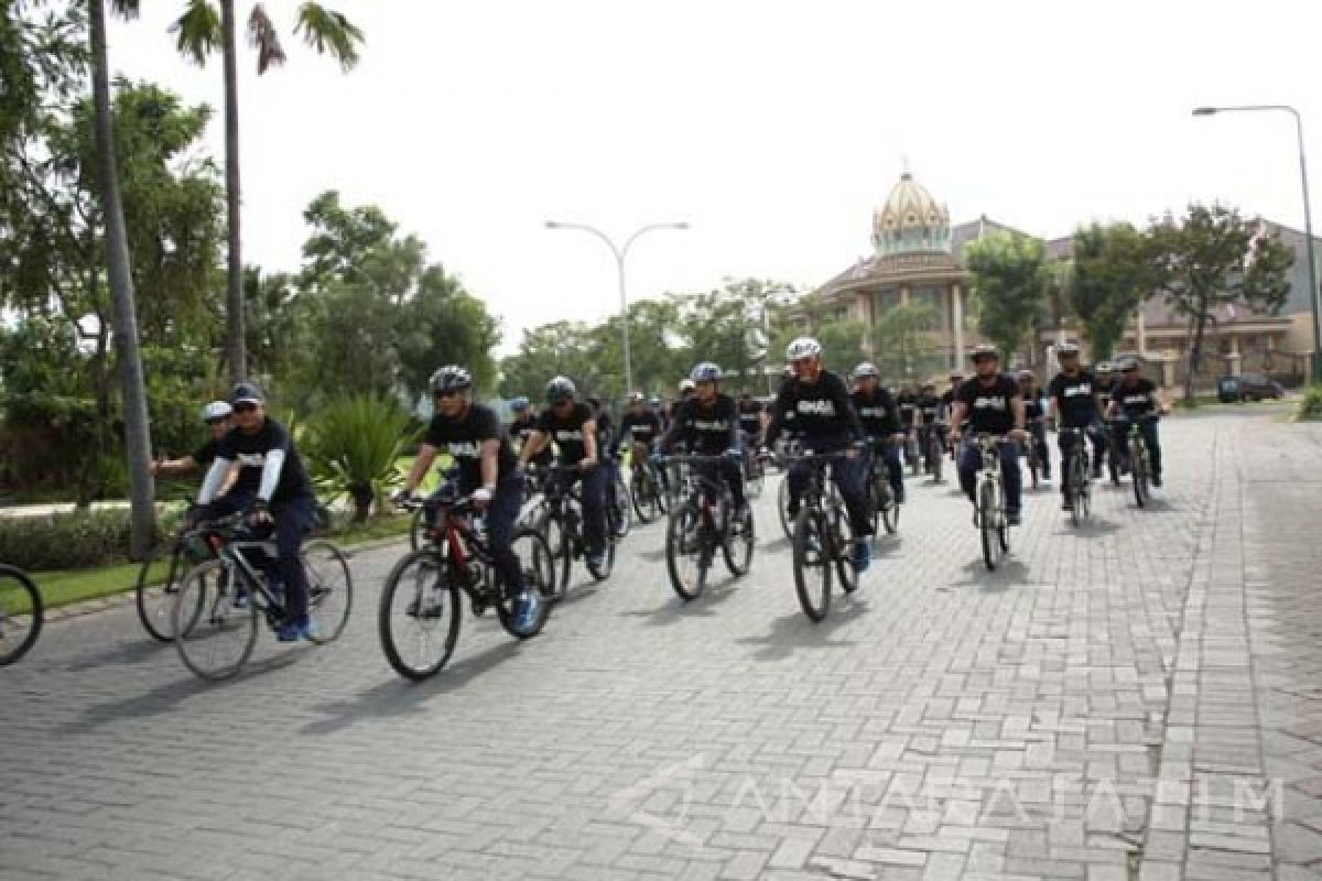Pangarmatim Jelajahi Surabaya dengan Bersepeda