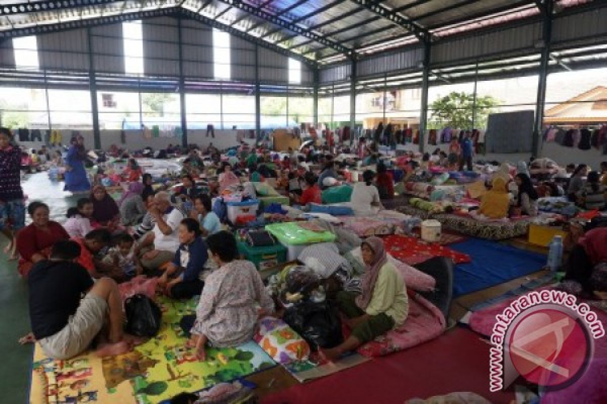 Rumah Terendam Banjir Ribuan Warga Karawang Mengungsi