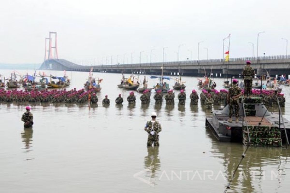 Pasmar-1 Peringati HUT Ke-71 di Kaki Suramadu