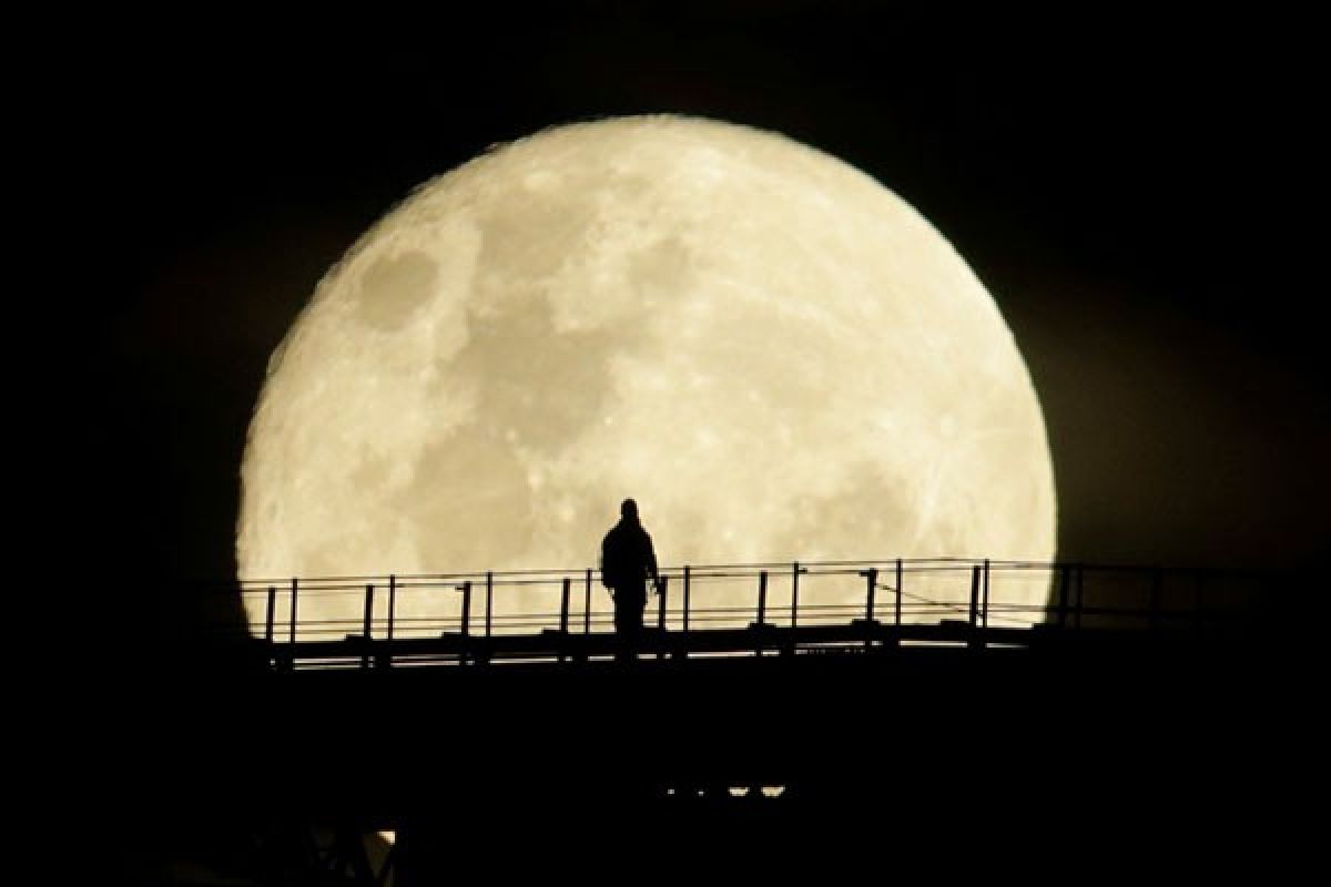 "Supermoon" bersinar di langit berawan Sydney, sebagian Indonesia