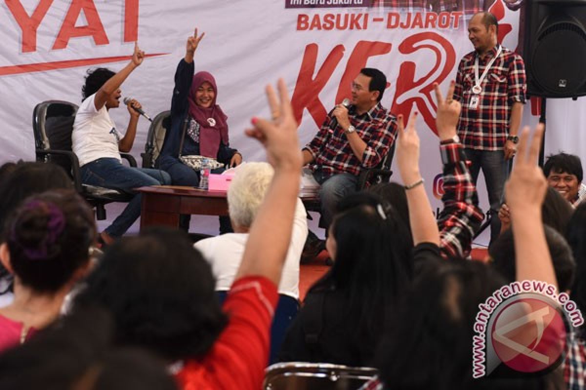 Ahok dihadiahi raket oleh legenda bulu tangkis