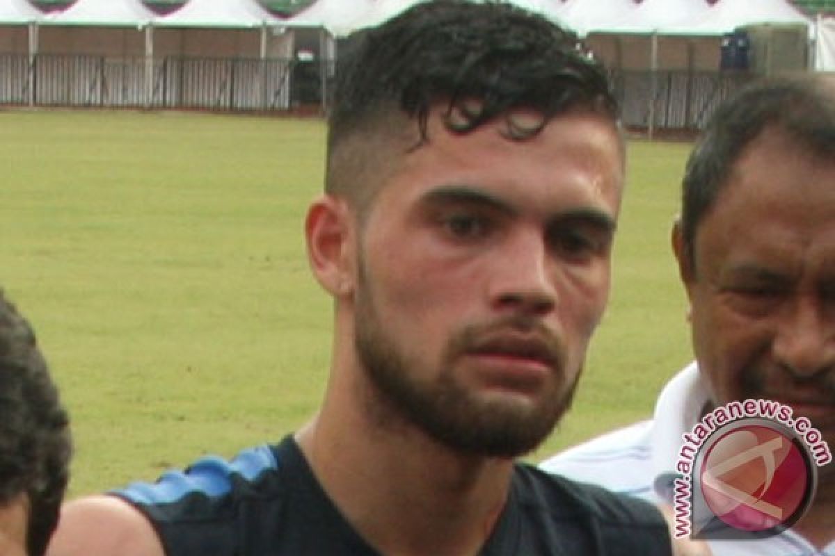 Diego Michiels menepi saat Borneo menjamu Arema