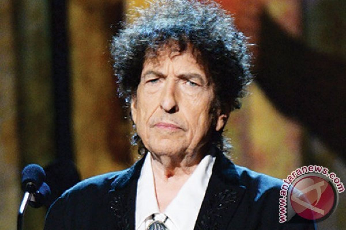 Bob Dylan Terima Hadiah Nobel Sastra