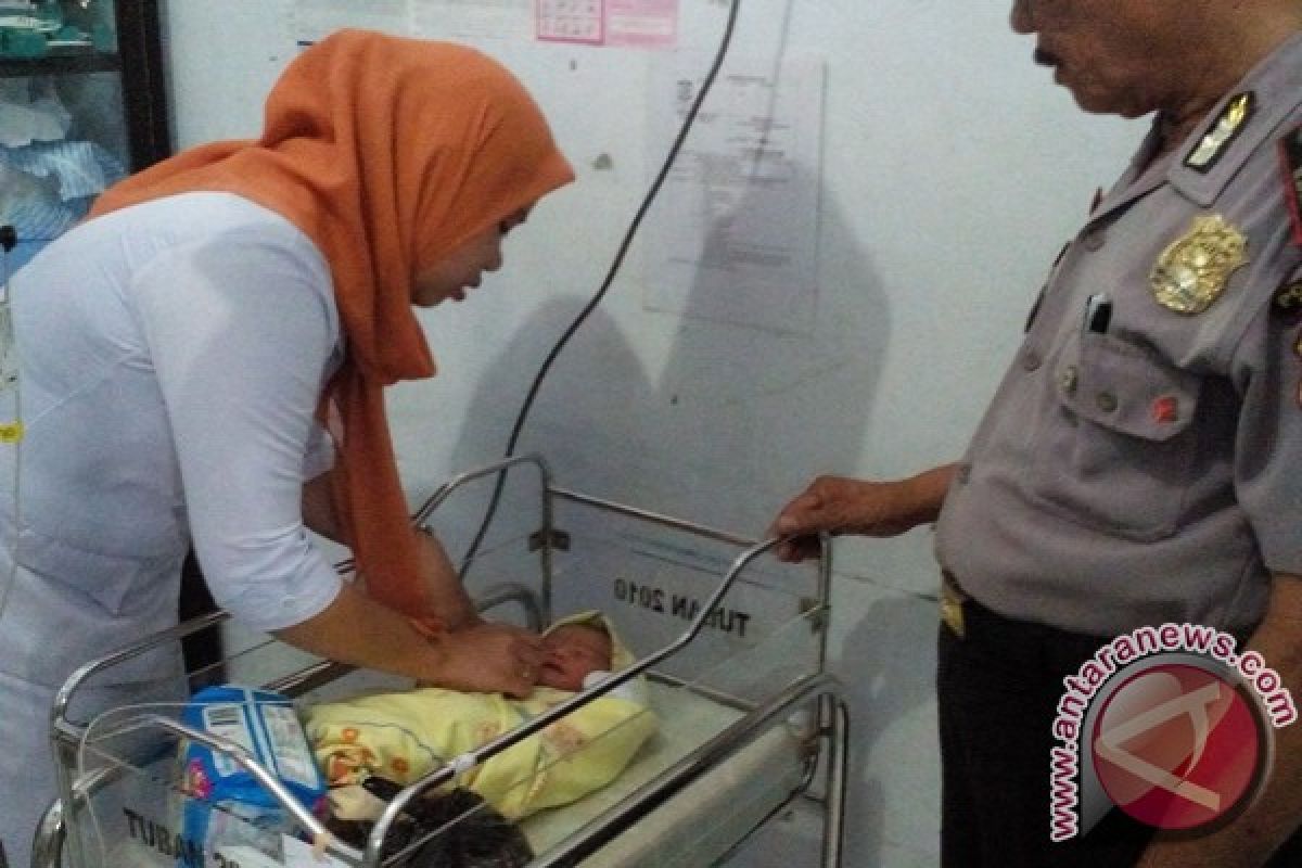 Bayi laki-laki ditemukan di tepi jalan Trans Sulawesi