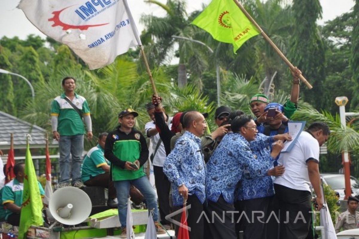 Didemo Buruh, Bupati Gresik Naik Ke Atas Truk