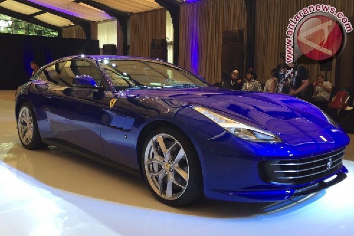 Tampilan dan spesifikasi Ferrari GTC4Lusso T (video)