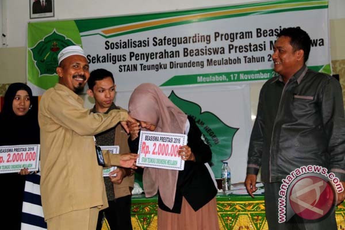 STAIN Meulaboh serahkan beasiswa berprestasi