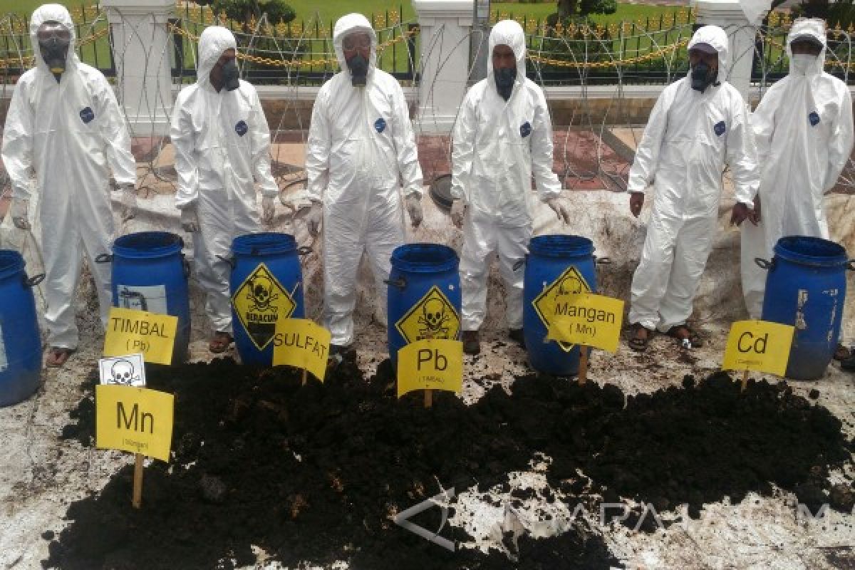 Belasan Warga Mojokerto Desak Tutup Perusahaan Penimbun Limbah
