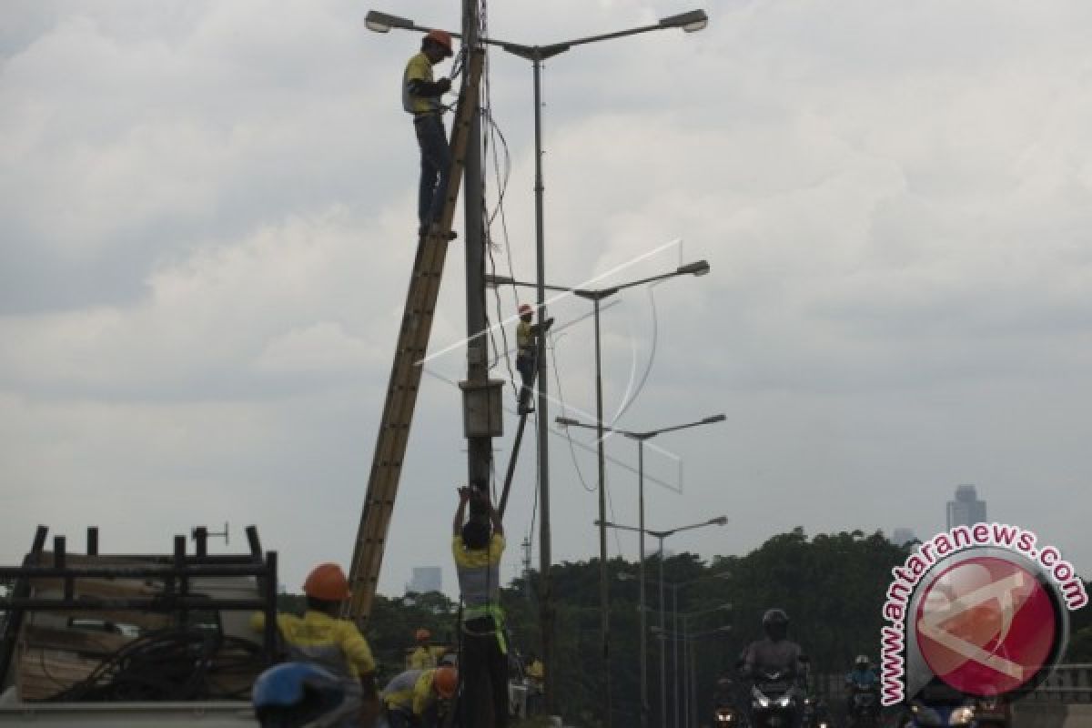 Pemkot Kupang pasang 300 lampu penerangan jalan