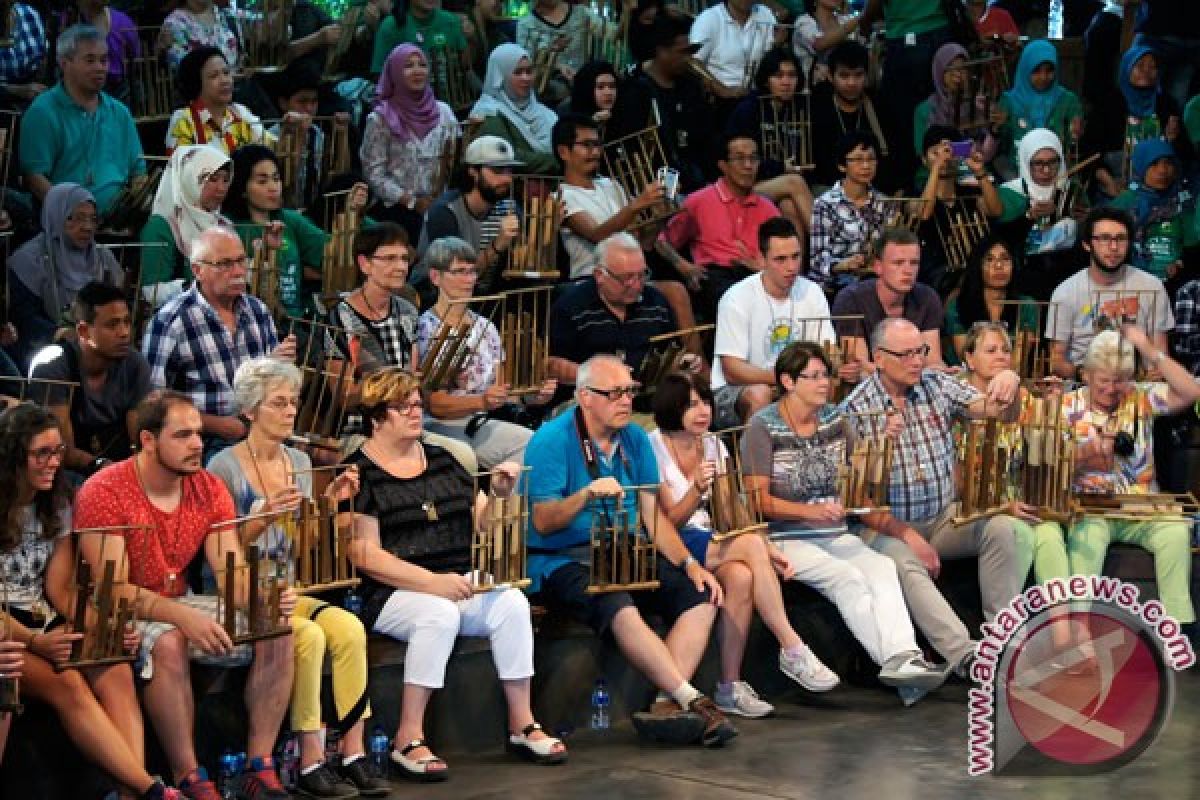 Saung Angklung Mang Udjo bawakan lagu ABBA