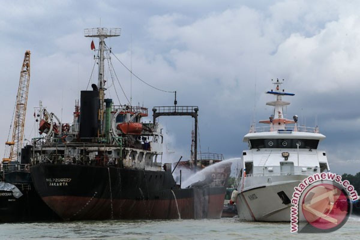 Kapal tanker meledak dan terbakar di Batam