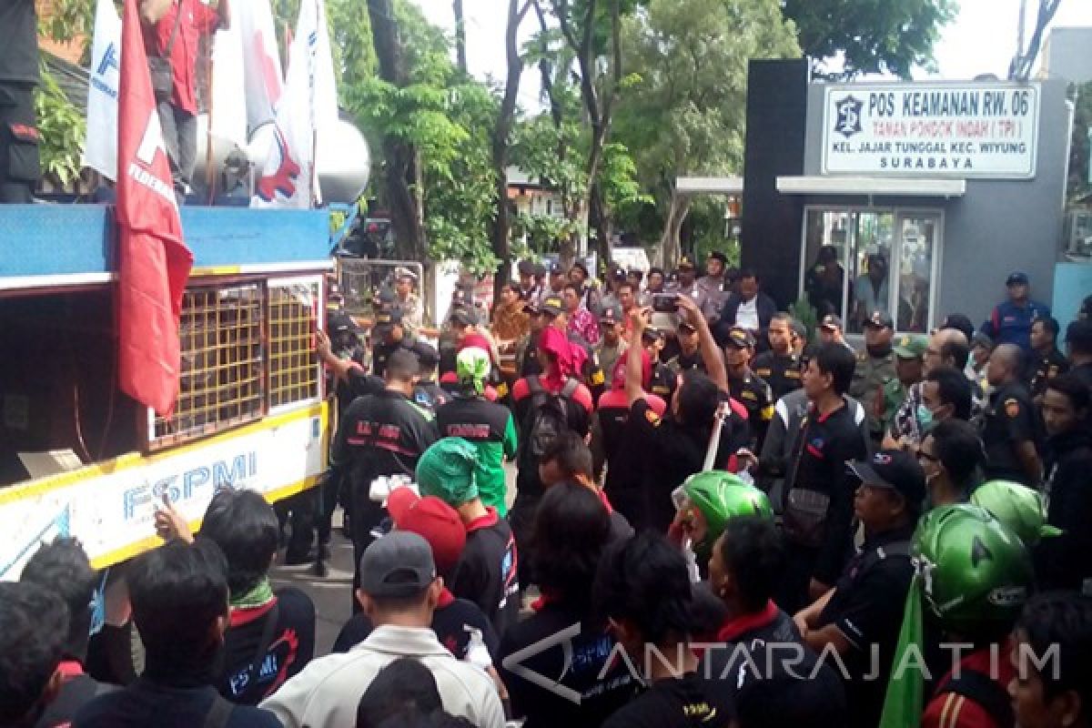 Ratusan Buruh Datangi Kediaman Wali Kota Surabaya