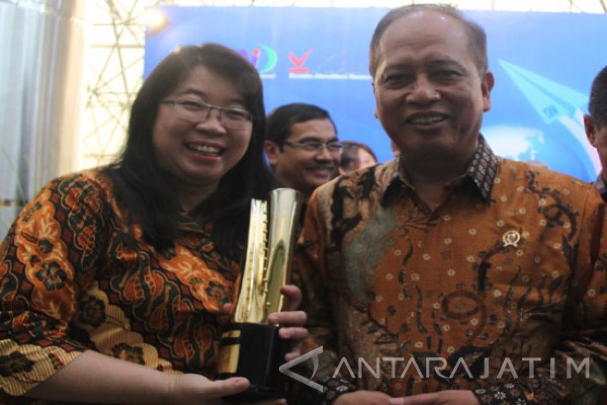 Ubaya Terima SNI Award 2016 dari Kemenristekdikti