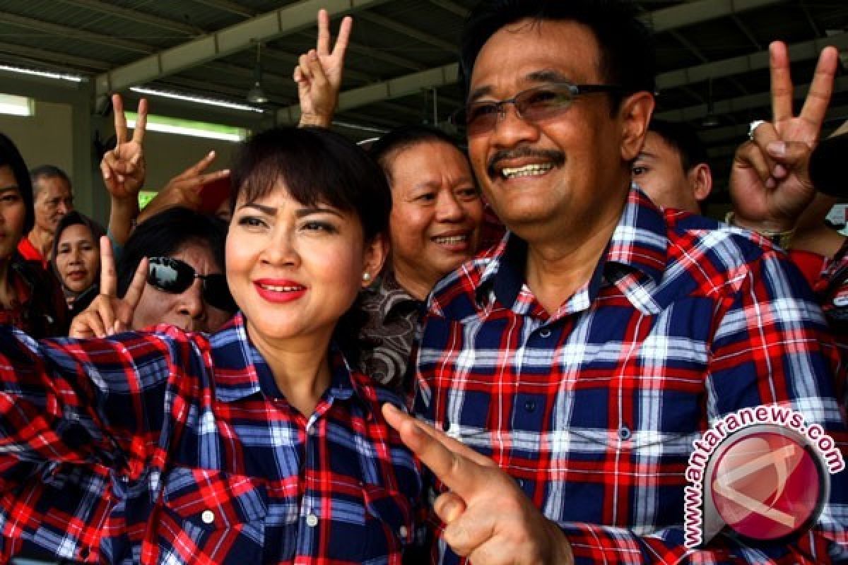 Djarot dan warga gotong-royong bersihkan lingkungan