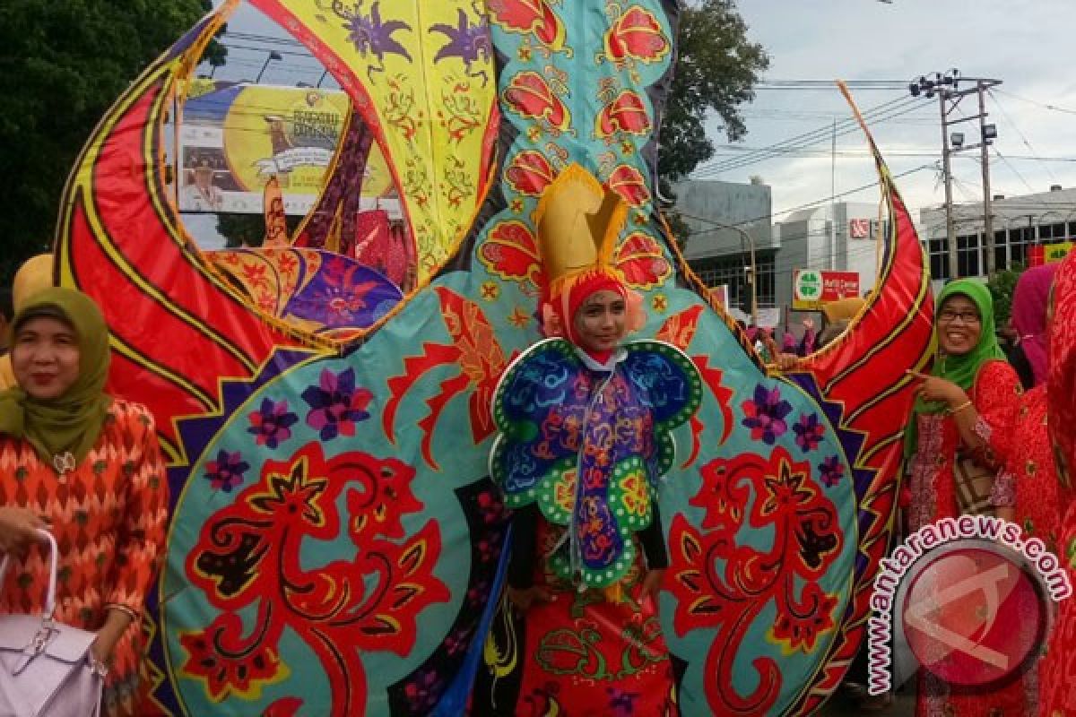 Ribuan orang ikut kirab batik besurek Bengkulu