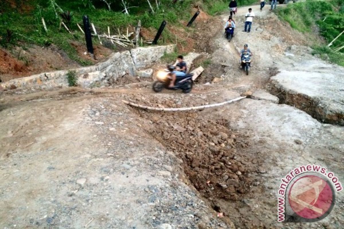 Jalan Ambles, Tujuh Nagari di Sijunjung Terisolasi