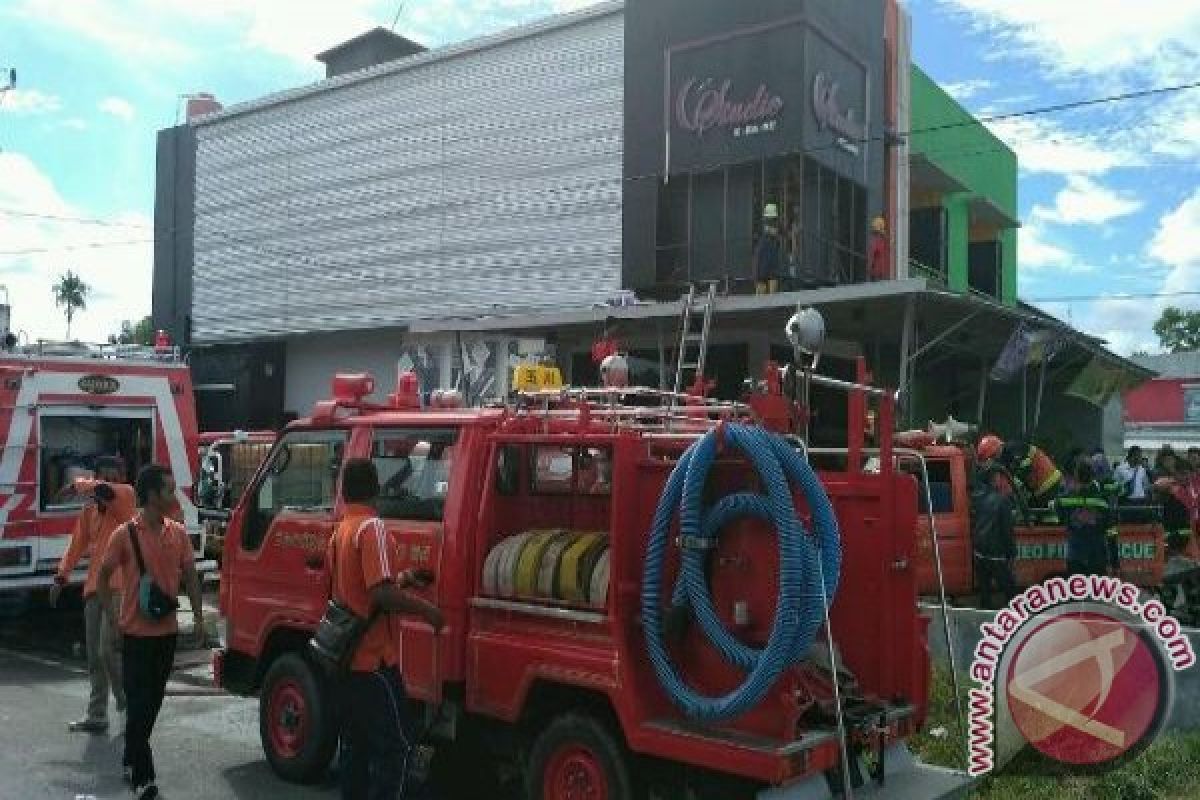 Studio Karaoke Nyaris Terbakar, 2 Petugas Pemadam Kebakaran Dibawa Ke Rumah Sakit