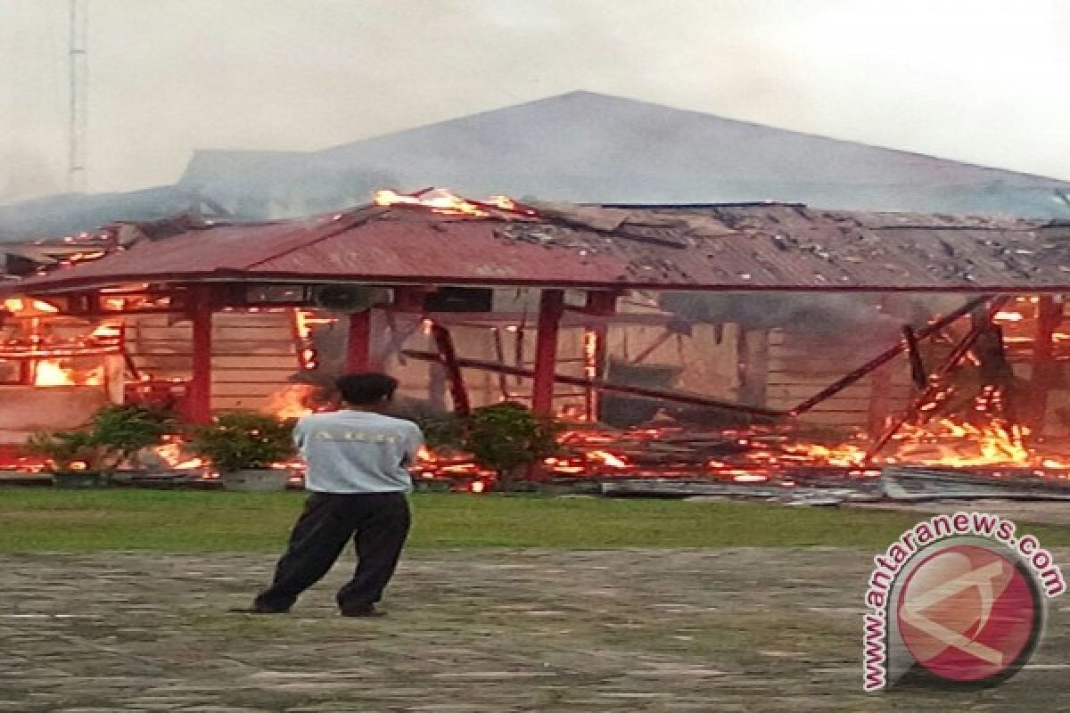 Puslabfor Polri Selidiki Penyebab Kebakaran Kantor Bupati Melawi