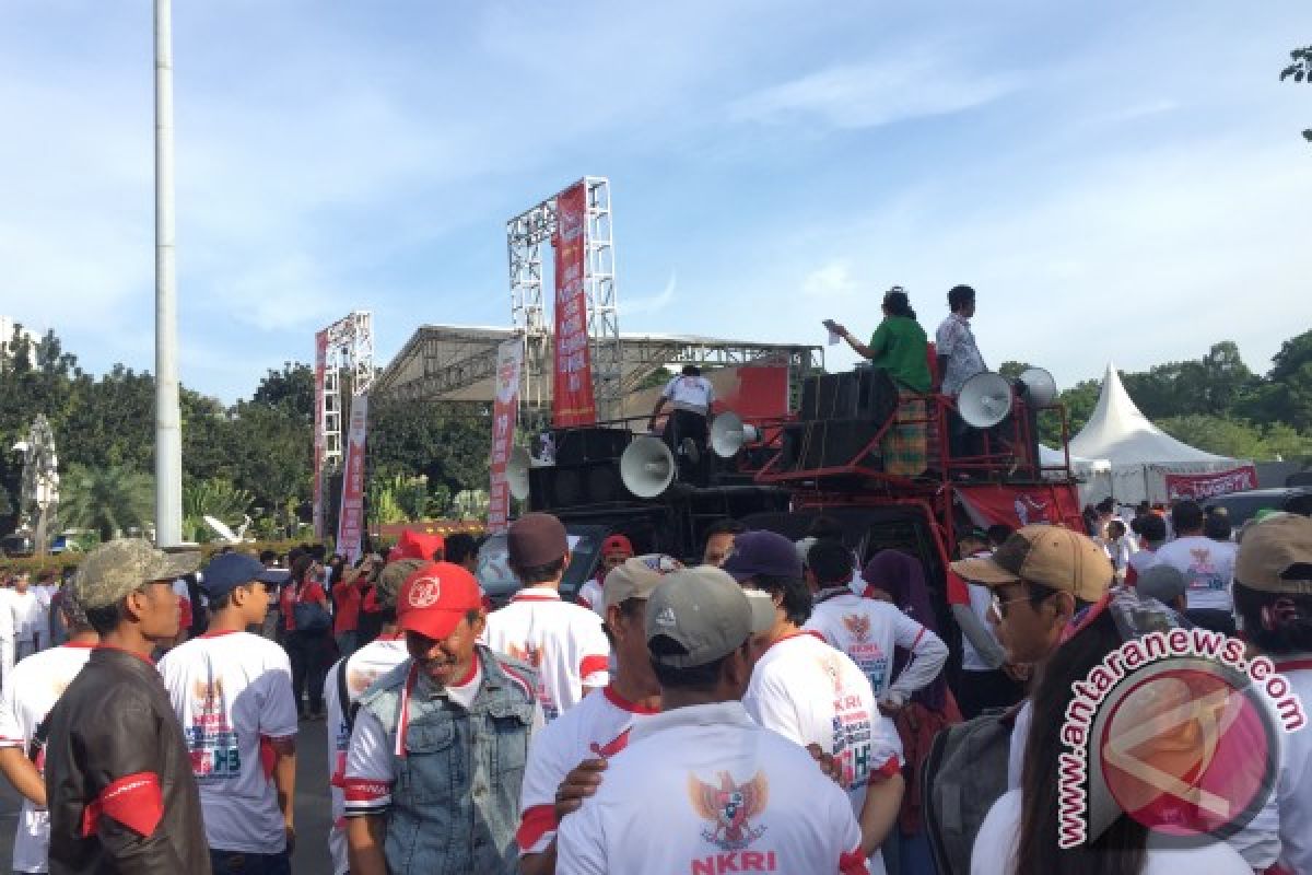 Peserta Parade Bhinneka Tunggal Ika berkumpul di Silang Monas