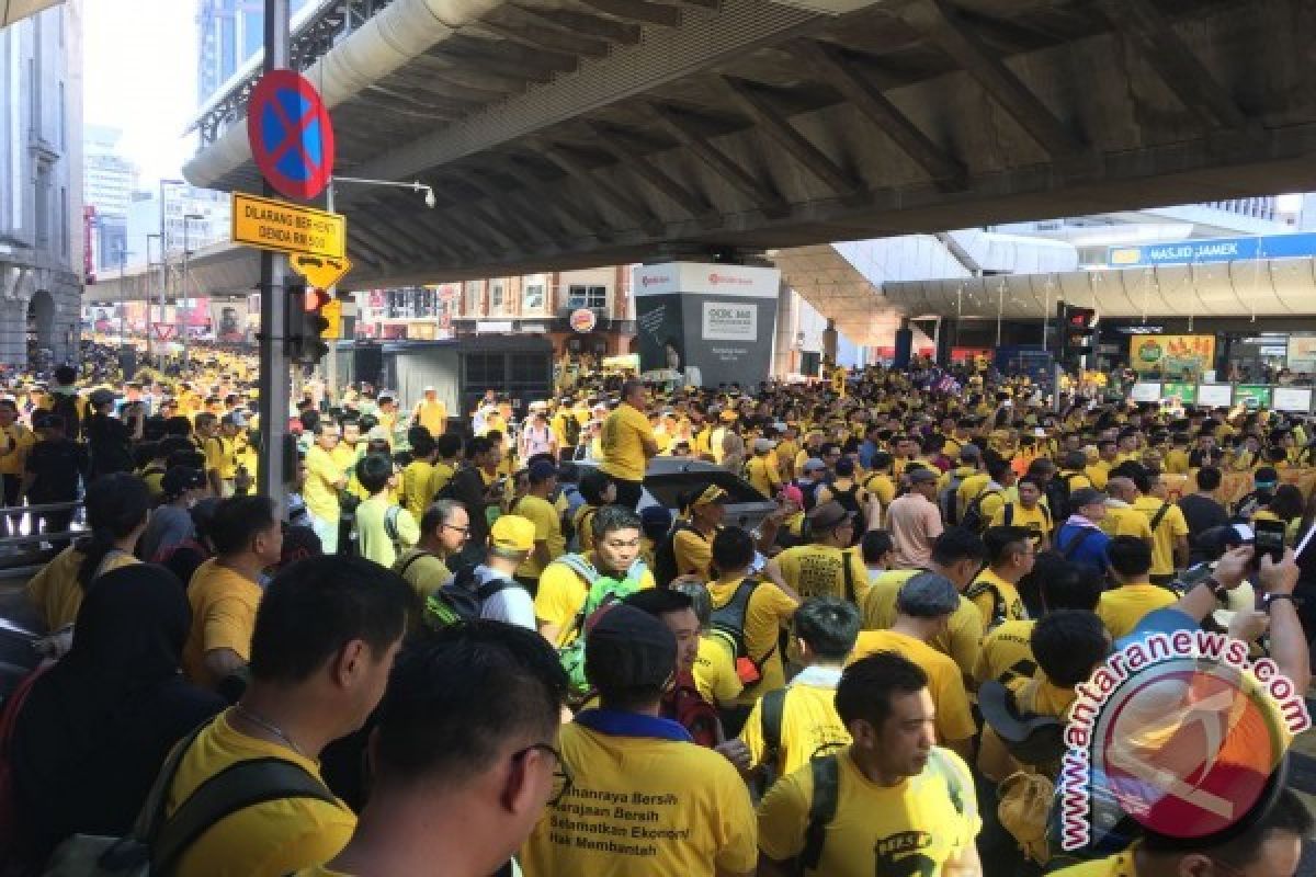 Kuala Lumpur Dipenuhi Demonstran Kaos Merah dan Kaos Kuning