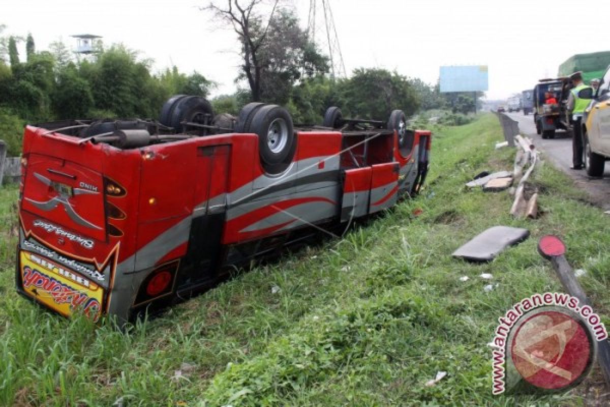 Bus rombongan dari Ciputat terguling di tanjakan Emen, Subang